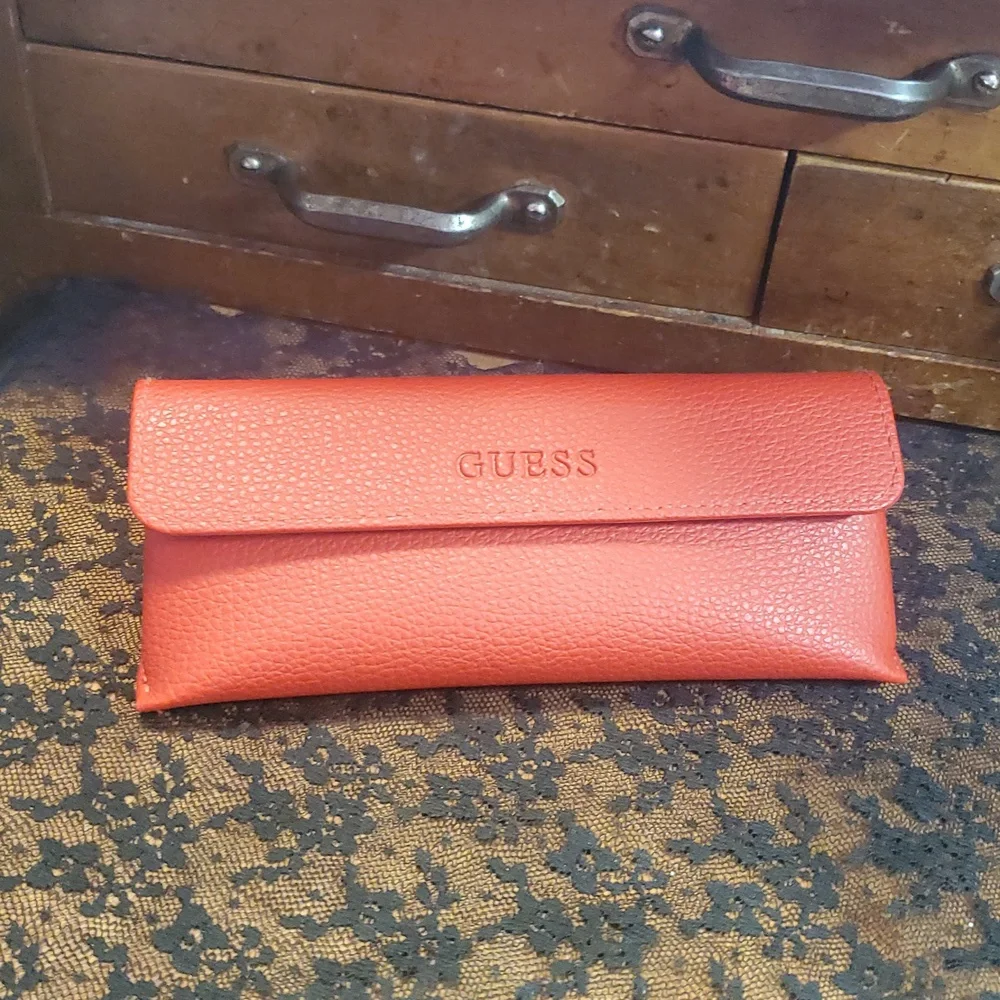 GUESS Red Eyeglass Case & Cleaninf Cloth JO+